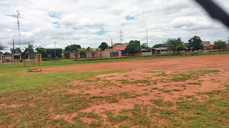 Sem chuva no período, o campo de terra da Vila Antunes está seco e apto para sediar jogos da rodada da competição amadora (Foto: Fábio Giordano)