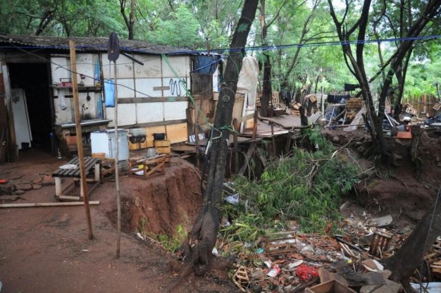 Córrego Bálsamo ameaça a favelinha da Guaicurus