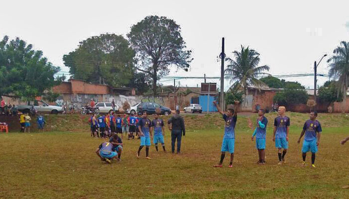 Após vitória "apertada" que valeu a liderança do grupo "A", jogadores do Atlético Santista "A" saúdam os torcedores no Buracão