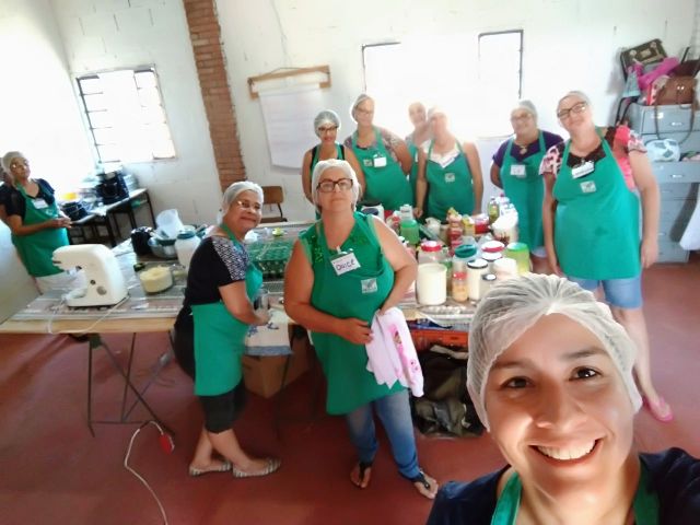 A satisfação demonstrada pelas participantes do curso promovido pelo Clube de Mães do bairro Pioneiros, evidencia o sucesso quanto à sua realização (Foto: Divulgação)