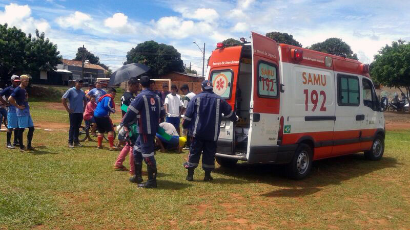 Momento em que a equipe do SAMU prestou atendimento ao jogador com fratura na perna e fez o translado para a Santa Casa (Foto: Divulgação)