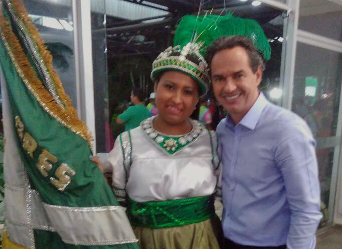 Prefeito Marquinhos Trad com a porta-bandeira Joana D'arc Garcia, da Unidos do Aero Rancho, que espera voltar ao Grupo Especial