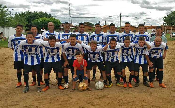Trajando o novo uniforme, Amigos do Zé Pinga volta a ser sensação no futebol amador na região do Anhanduizinho