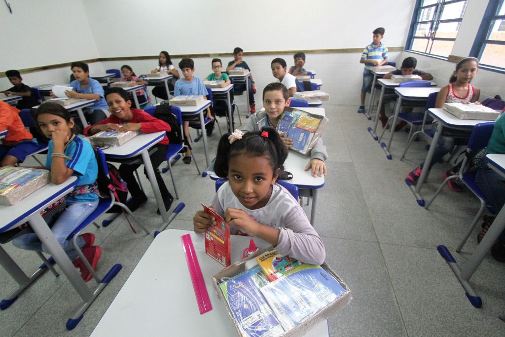 Com tudo literalmente novo, alunos festejam inauguração da nova Escola da REME, que teve presença do prefeito Marquinhos Trad