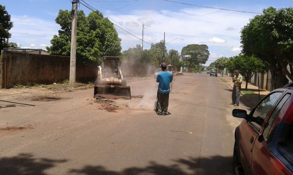 Com a operação "tapa-buraco" a Rua Baronesa, no Jardim Colonial ficou, de novo, transitável e moradores festejam (Foto: Divulgação)