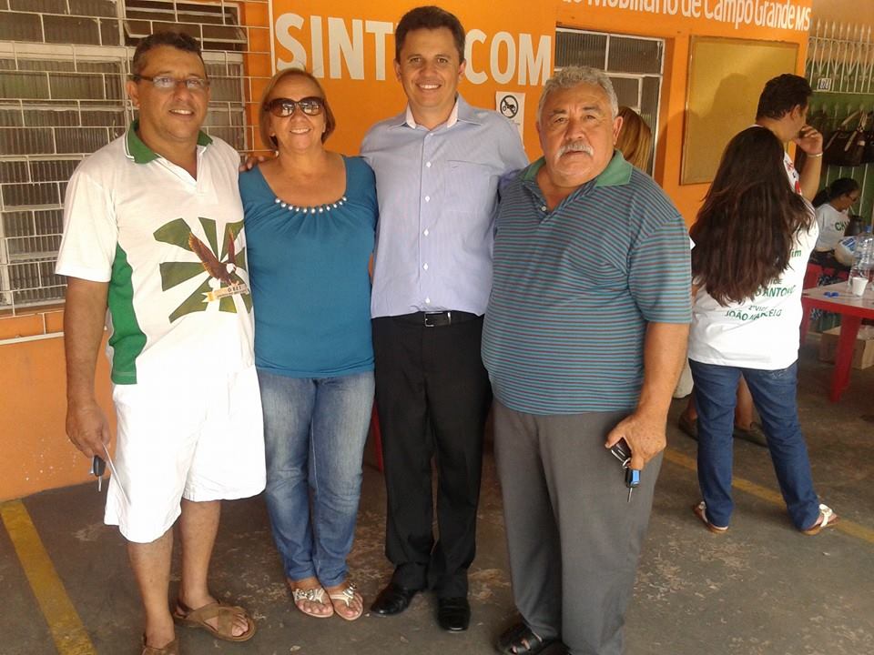 O presidente da Unidos do Aero Rancho, Alberto Carioca (de bermuda), como anfitrião recebendo os visitantes na quadra da escola de samba 