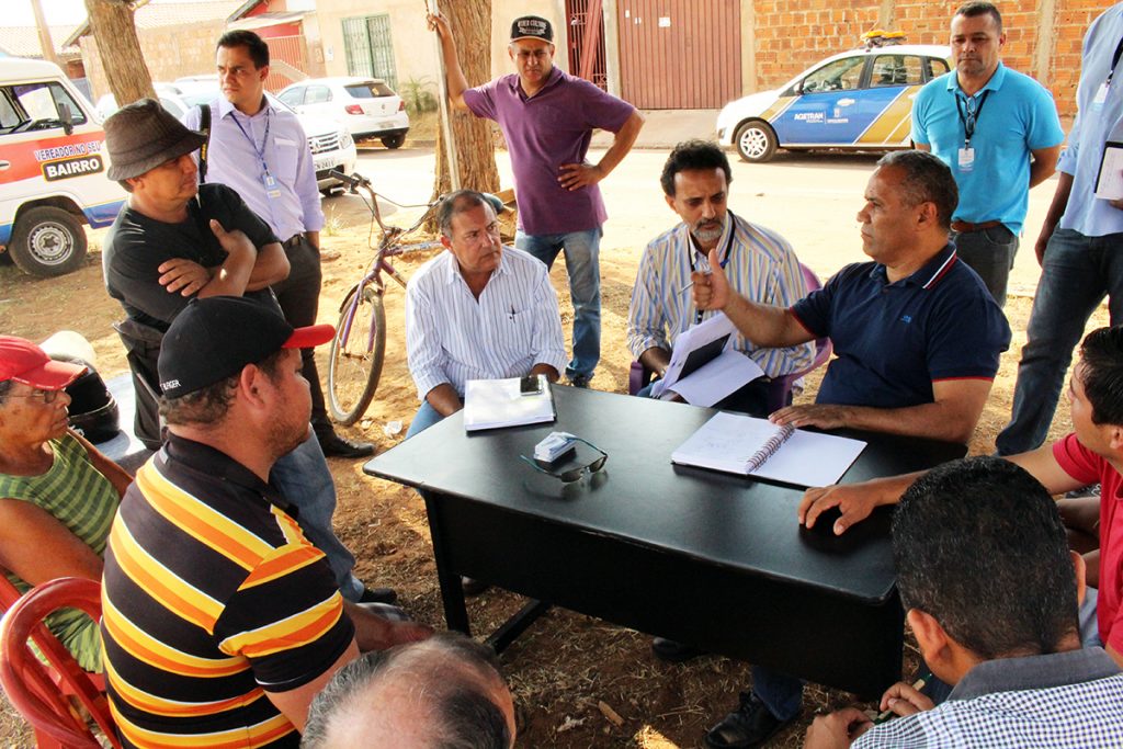 Ao lado dos líderes do residencial, vereador Chiquinho Telles em reunião para atender às reivindicações feitas pelos moradores