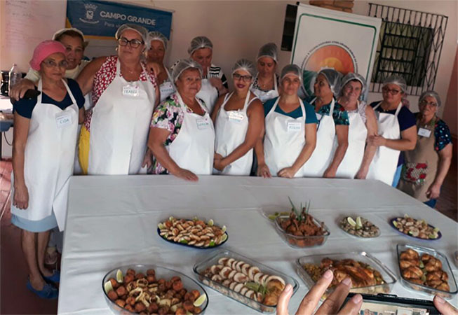 No curso, as participantes, além do manuseio, aprenderam ainda diversos cortes na carne de frango (Foto: divulgação)