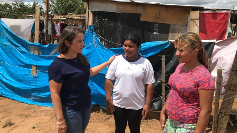 Ocasião em que a Vice-Prefeita prestou solidariedade aos moradores desalojados dos bairros afetados pela chuva na Capital de MS (Foto: Divulgação)