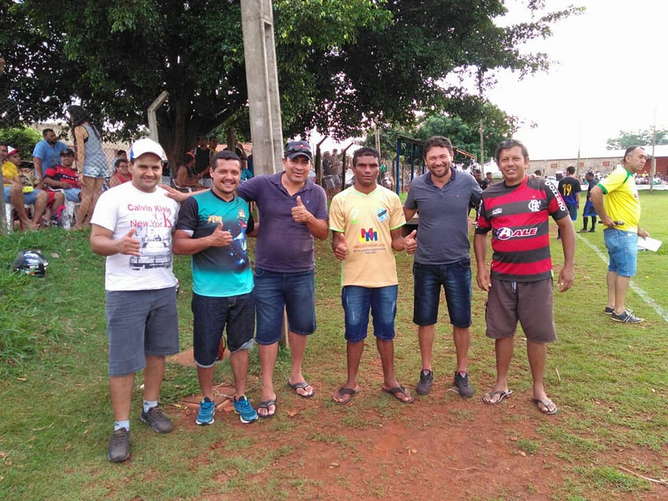 Sempre ladeado de amigos e "parceiros", Júlio César (camisa amarela) promoverá jogo beneficente e conta com todos eles