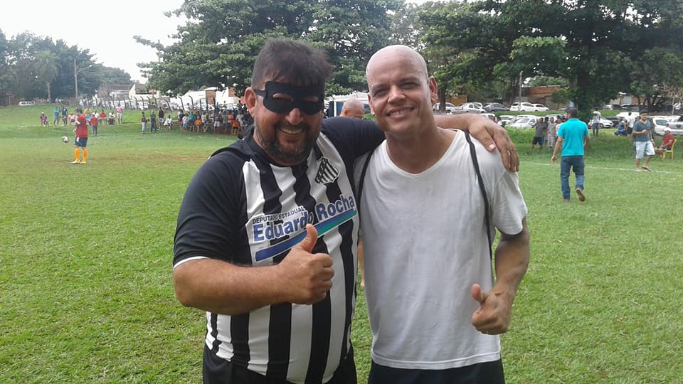 Em clima de festa e muita descontração, mas com bons jogos, Maroka se "disfarça" para enganar Robert, técnico do Novo