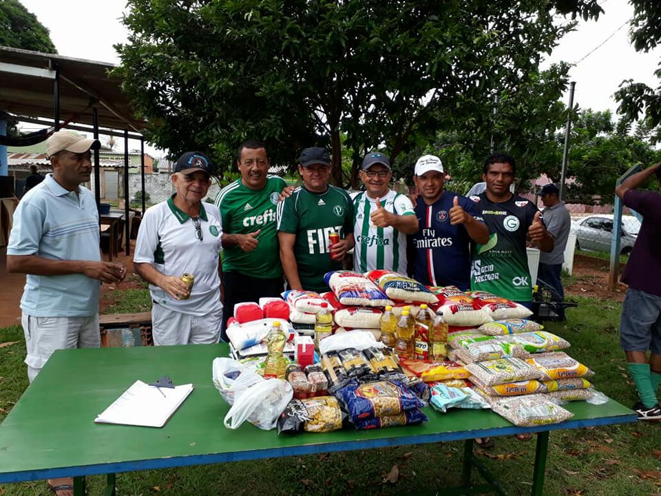 Júlio César (d), ao lado de alguns dos amigos, exibindo parte dos alimentos arrecadados em pleno carnaval (Foto: Divulgação)