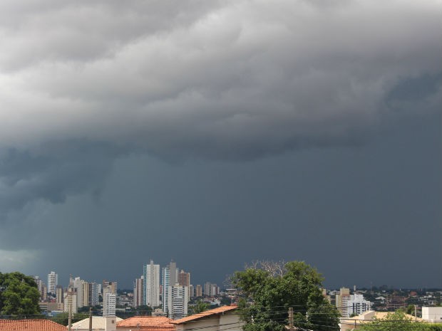 Prepare o guarda-chuva! Inmet prevê mais um dia de intenso calor na Capital de MS e, com o tempo abafado, poderá chover (Foto: Arquivo)