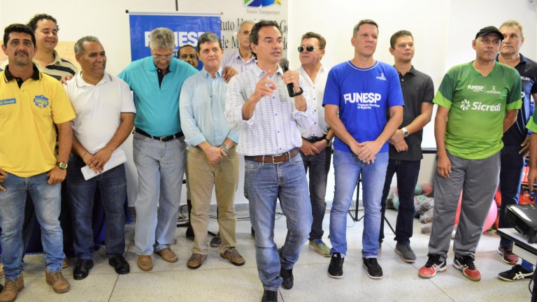 Prefeito Marquinhos Trad e o presidente da Funesp, Rodrigo Terra, durante o anúncio da retomada das obras e os projetos esportivos 