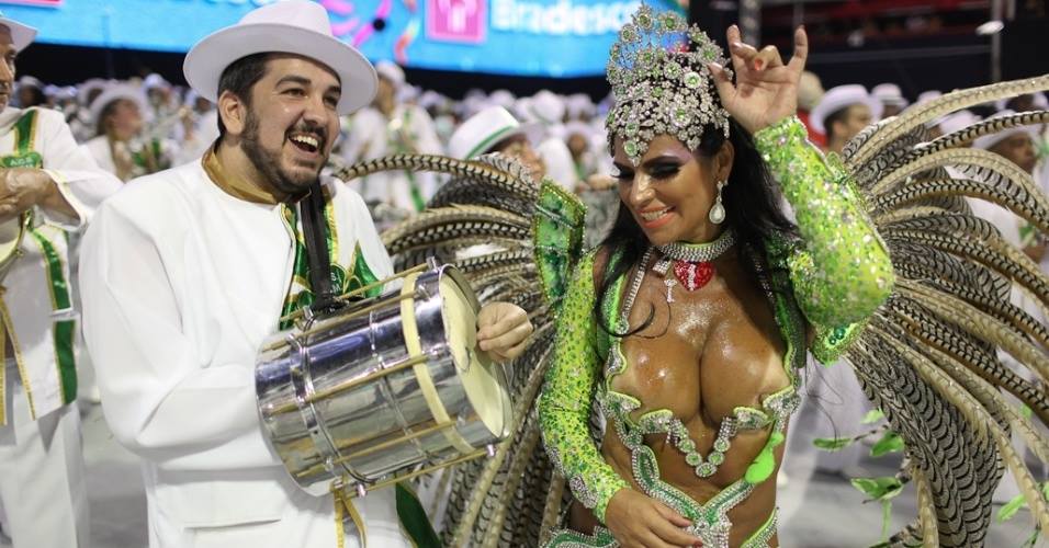 Além do samba contagiante e o ronco da cuíca, lindas passistas fazem da Unidos do Aero Rancho candidata ao título de Campeã do Carnaval