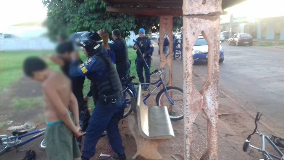 Policiais Militares agiram para acabar com a "festa dos pipeiros" na área existente no conjunto Iracy Coelho (Foto: Correio do Estado)