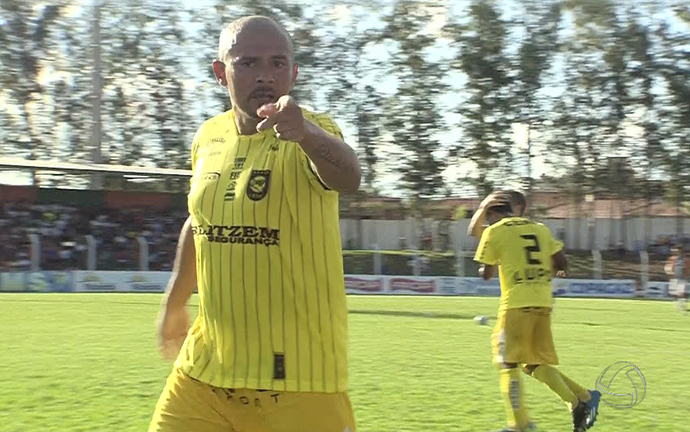 Ar de decisão! Dubinha mostra a mesma habilidade e o portentoso chute jogando nos campeonatos de futebol amador (Foto: Arquivo)