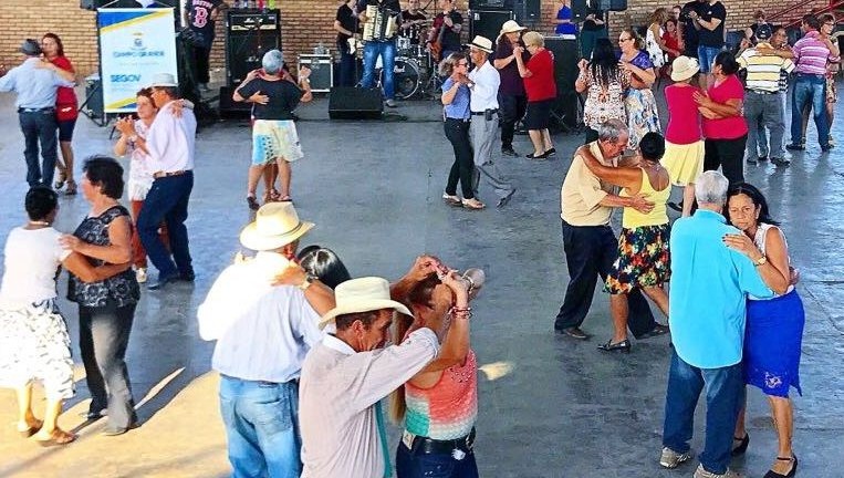 Apontada como atividade física ou terapia, as danças nos bailes do Centro de Convivência dos Idosos estarão de volta a partir do mês de abril (Foto: Divulgação)