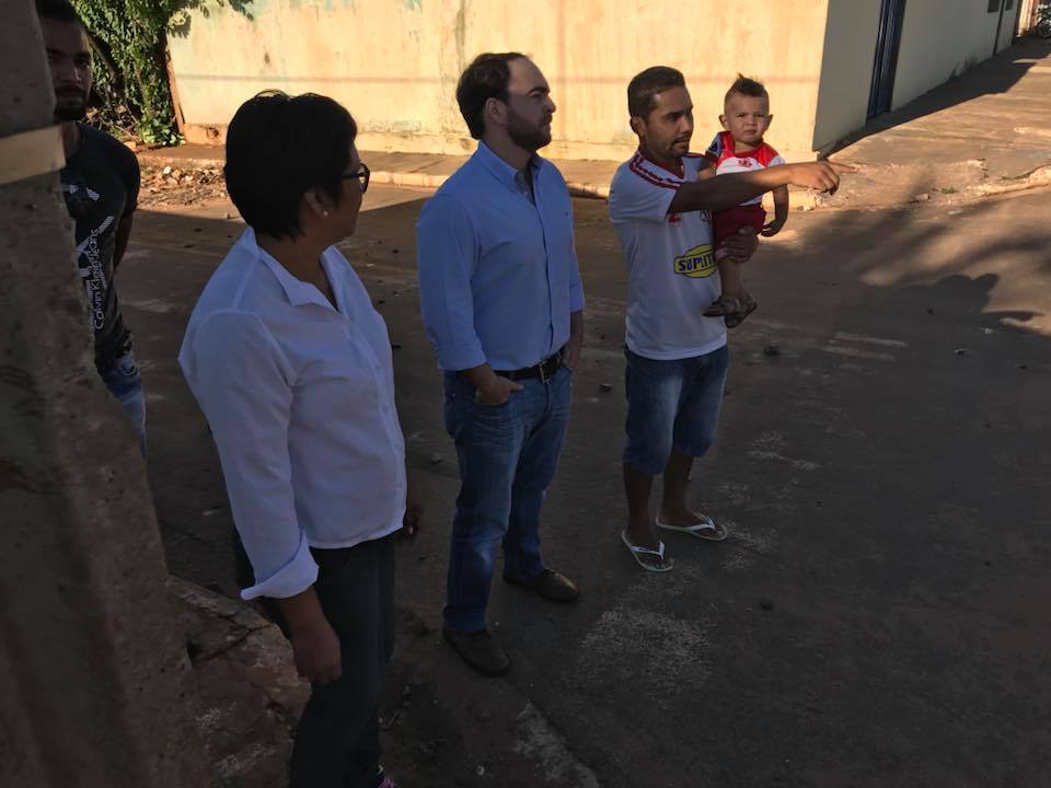 Vereador João Mattogrosso aceita convite para visitar bairro e constata problemas enfrentados pelos moradores (Divulgação)