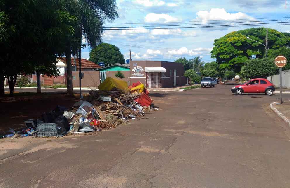 Vereador João Mattogrosso destaca a falta de conscientização, que tem colocado em risco a saúde dos próprios moradores do bairro (Foto: Arquivo)