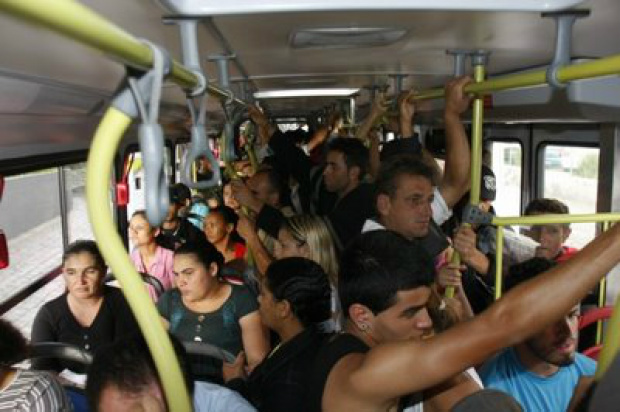 Assim como os terminais Peg Fácil, a super lotação nos ônibus "talvez" seja outro problema que a Agereg também não tem conhecimento (Foto Arquivo)