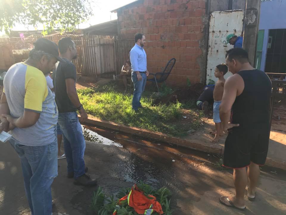 A água estava empossando em diversas partes da rua e foi preciso a intervenção do Vereador para solucionar o problema no Parque do Sol (Foto: Divulgação)