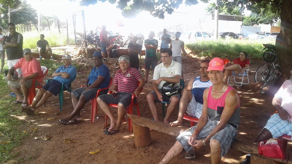 Dizem que, quem chega cedo, bebe água limpa. Por isso, esses torcedores ficam no melhor local do campo (Foto: Facebook)