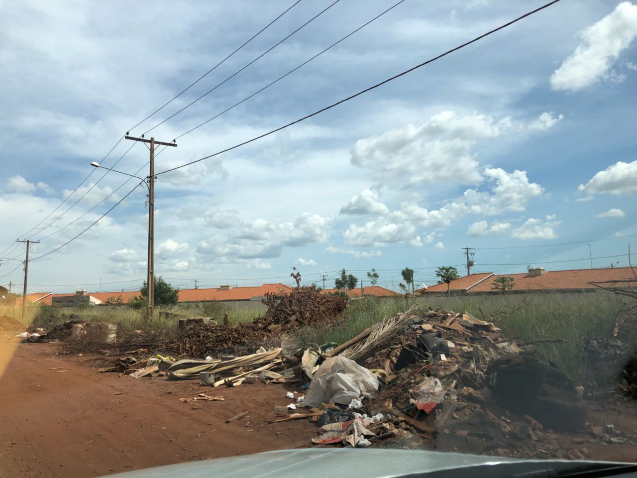 Com o lixo praticamente margeando toda Avenida Fillinto Müller, moradores do Village Parati enfrentam os mais diversos tipos de prolemas causados pelos "sujismundos" (Divulgação)