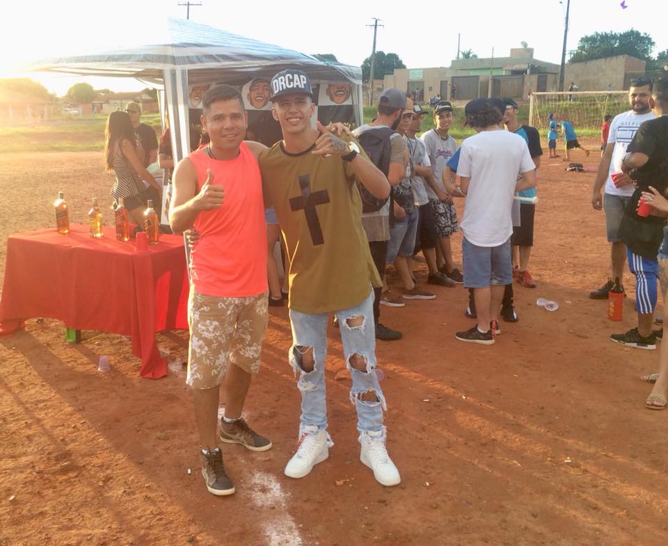 Sem perder as origens, MC Alissinho fez questão de gravar o Vídeo Clip onde ele foi descoberto e tudo começou, no bairro Alves Pereira (Foto: Facebook)