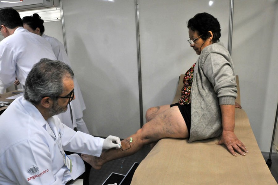 Procedimento vascular também está sendo feito dentro da Caravana da Saúde no Parque Ayrton Senna, no bairro Aero Rancho (Foto: Correio do Estado)