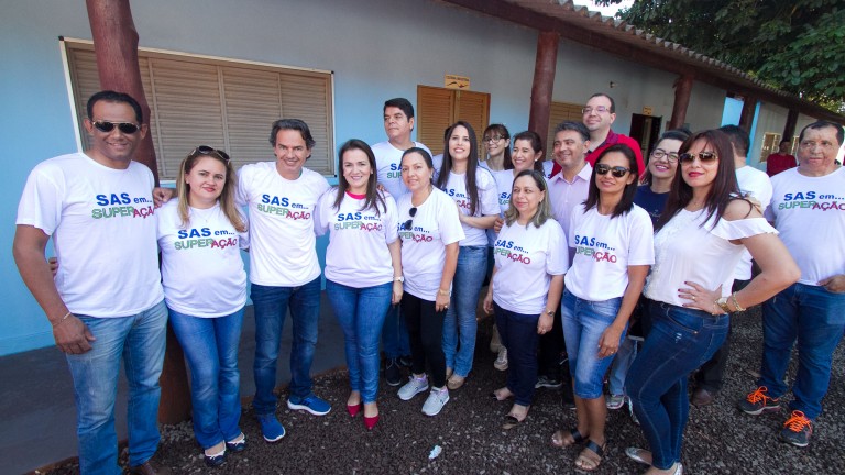 Ao lado do prefeito Marquinhos Trad , funcionários da Secretaria Municipal de Assistência Social e da Fundação Social do Trabalho revitalizam prédio da CECAPRO (Divulgação)
