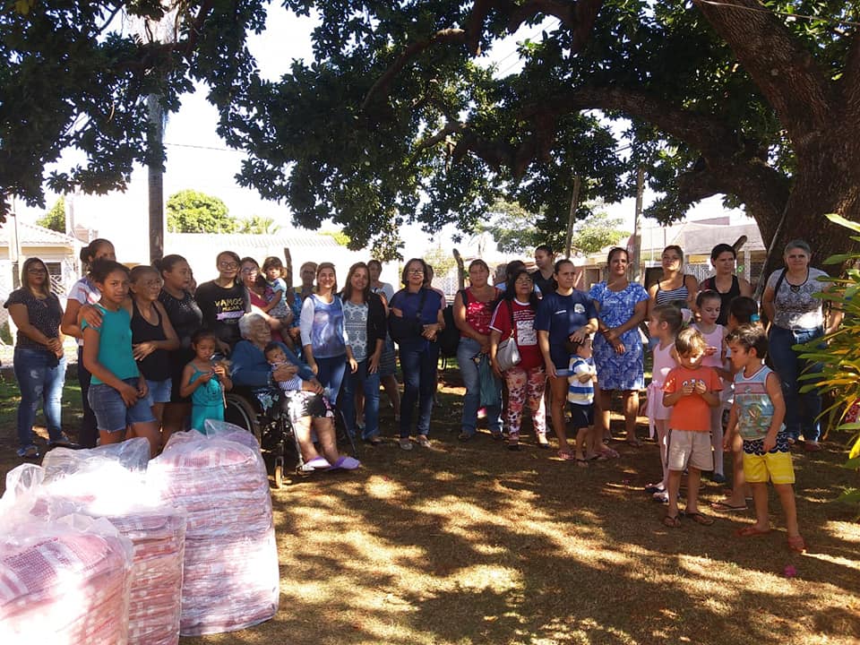 Devido à grande participação das famílias, as entregas foram realizadas na parte externa do Clube de Mães "As Obreiras", mas com muita festa (Foto: Facebook)