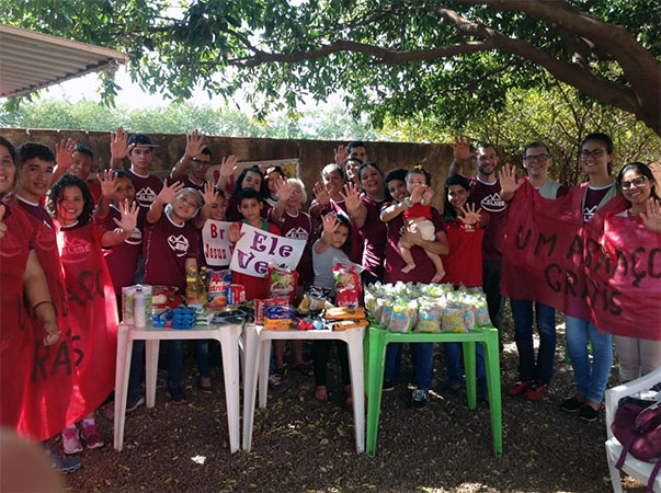 Fazendo arrecadações para posteriores doações às famílias carentes no bairro Centenário (Foto: Divulgação)