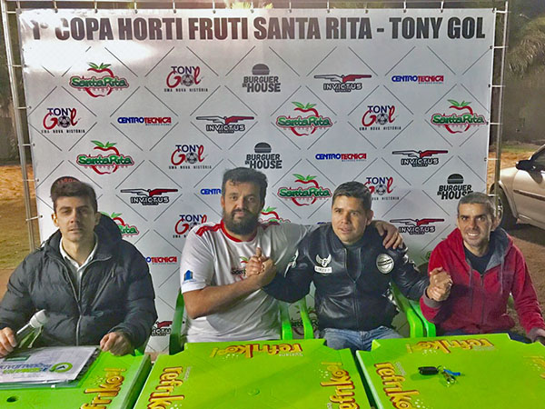 Os promotores (centro) ao lado dos organizadores, tomaram todas as precauções para que a 1ª Copa Horti Fruti Santa Rita – Tony Gol seja novo marco no futebol amador do Estado (Foto: Arquivo)