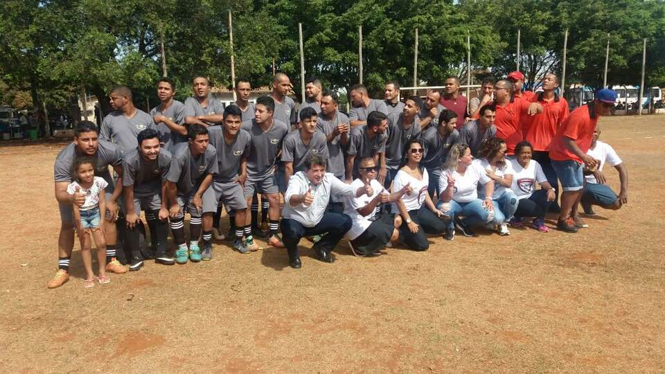 Se sentido um atleta,vereador Ademir Santana se misturou entre os jogadores, que pediram a sua presença na hora da foto (Foto: divulgação)