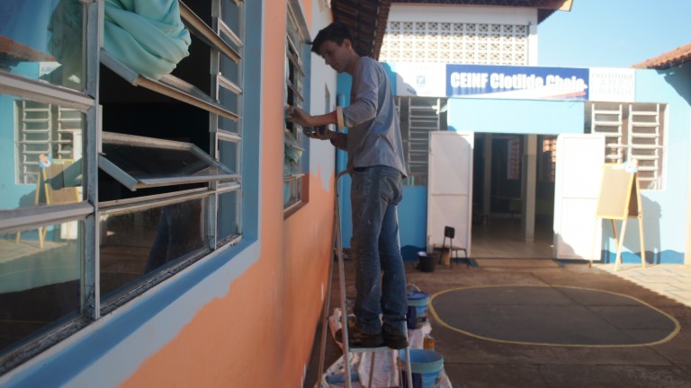 Trabalho de preparação das salas da Escola Marina Couto Fortes segue em ritmo intenso para proporcionar qualidade aos alunos no retorno das férias (Divulgação)