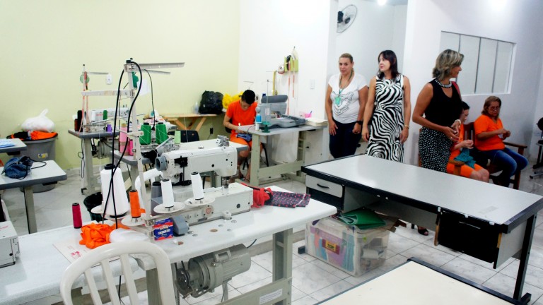 As detentas confeccionaram as saias que servirão como parte do uniforme para as apresentações das alunas do balé no Ceinf Engº Valdemir Corrêa de Rezende (Foto: Divulgação)