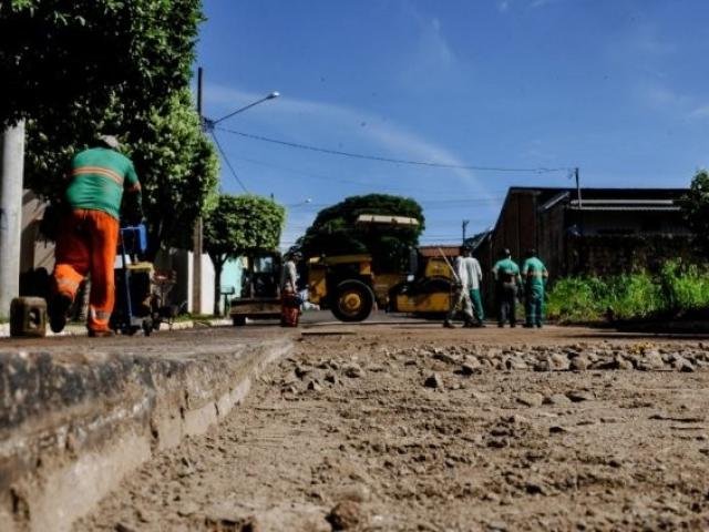 Moradores reclamam que a operação "tapa-buraco" é feita apenas nas ruas ou avenidas principais dos bairros, esquecendo as demais ruas do mesmo (Foto: Campo Grande News)