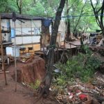 Cheia do córrego Bálsamo ameça moradores da Favelinha da Guaicurus