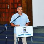 Diretor-presidente da Funesp, Odair Serrano entrega, ao lado do prefeito Marquinhos Trad, premiações aos campeões