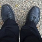 Em noite festiva, intensa chuva revela a cor original dos sapatos até então brancos, de um dos integrantes da equipe de repórteres