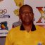 Após ouvir uma série de xingamentos e ofensas racistas, ex-árbitro Alpineu Ramão, pula grade da quadra e segura torcedor pela "goela"