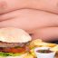 Nem sempre a criança  "gordinha" e "bochechuda" é sinônimo de saúde, tenha muito  cuidado com a obesidade